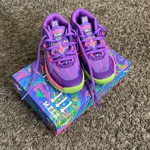 Kids basketball shoes